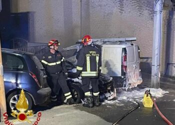 La Maddalena: a fuoco due auto in via Chiusedda