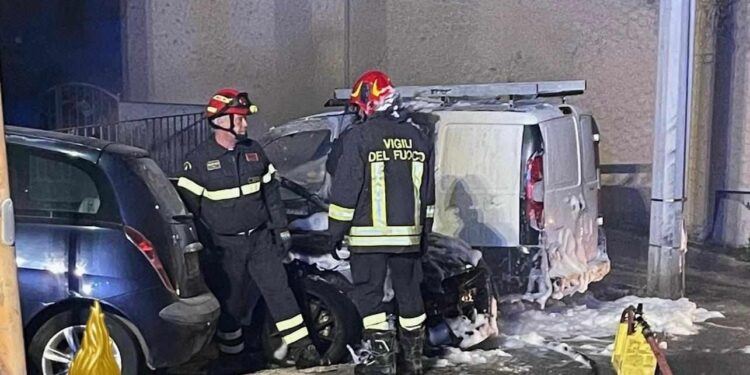 La Maddalena: a fuoco due auto in via Chiusedda