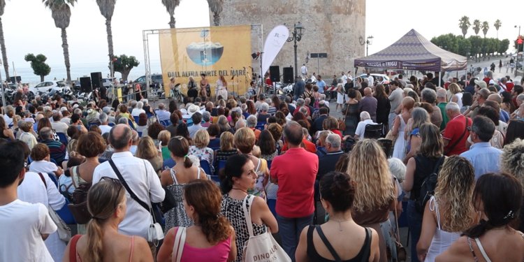 Piazza Sulis gremita, ad Alghero, per l’inaugurazione di “Dall’altra parte del mare”