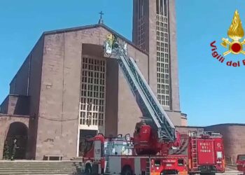 Fertilia: cavo pericolante sulla facciata della chiesa del Sacro Cuore, intervengono i vigili del fuoco