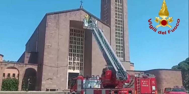Fertilia: cavo pericolante sulla facciata della chiesa del Sacro Cuore, intervengono i vigili del fuoco