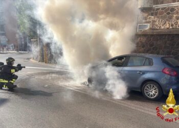 Sassari: a fuoco un’auto in via Carlo Felice