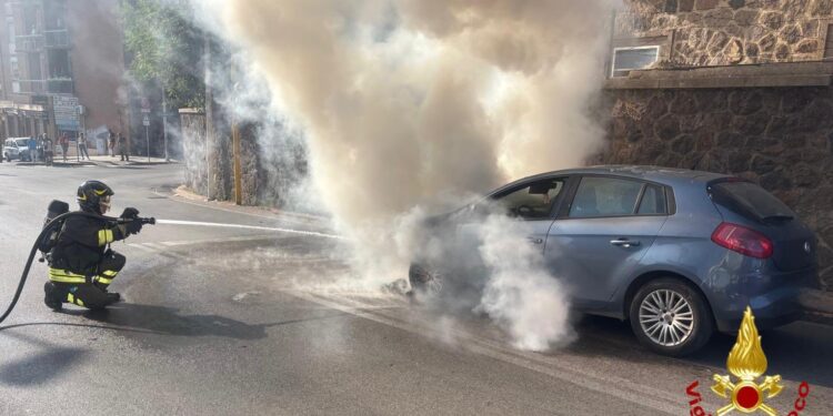 Sassari: a fuoco un’auto in via Carlo Felice