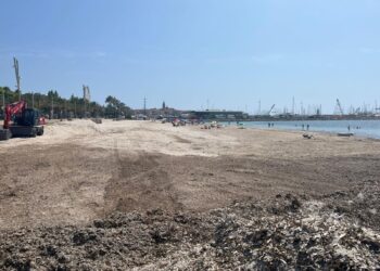 Alghero: prosegue la pulizia della spiaggia di San Giovanni
