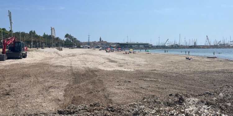 Alghero: prosegue la pulizia della spiaggia di San Giovanni