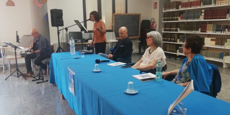 Lucia Becchere ha presentato, alla biblioteca comunale Mario Ciusa Romagna di Oliena, la silloge poetica “Un fiore per ogni stagione” di Anna Rosa Fenu