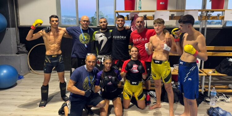 Spettacolo al Cage Warriors Academy 