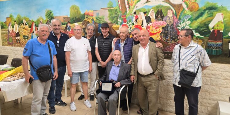 Giovanni Sulis, cent’anni di vita e memoria: il nonnino del Circolo De Amicis festeggia con il cuore pieno