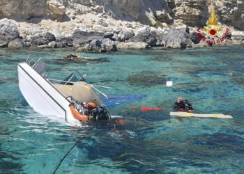 Un natante con quattro persone a bordo si è rovesciato in mare tra Cala Fichera e Marina Piccola