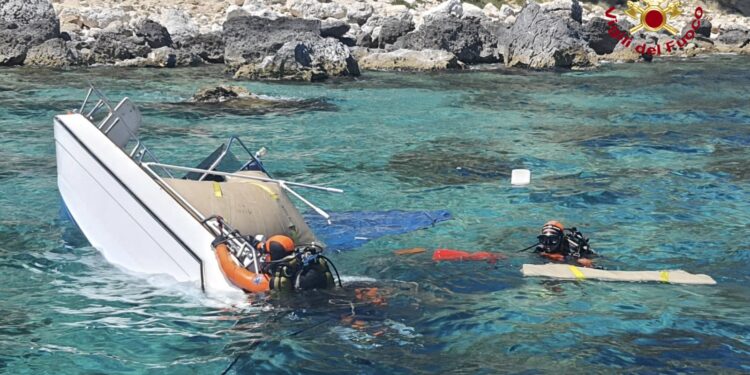 Un natante con quattro persone a bordo si è rovesciato in mare tra Cala Fichera e Marina Piccola