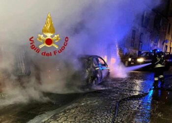 A fuoco un’auto nel centro di Orgosolo