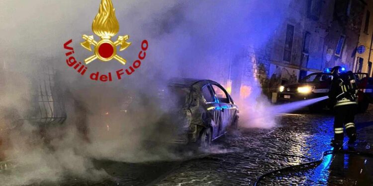 A fuoco un’auto nel centro di Orgosolo