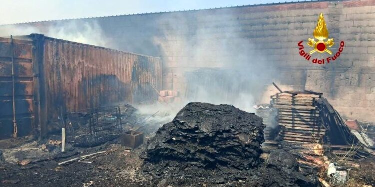 Dolianova: a fuoco due capannoni nella zona industriale di Bardella