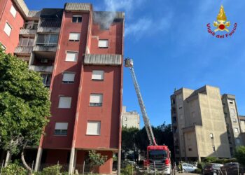 I vigili del fuoco del distaccamento di Sanluri sono intervenuti intorno alle 16.00, a Guspini, per un incendio in una palazzina di sei piani