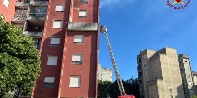 I vigili del fuoco del distaccamento di Sanluri sono intervenuti intorno alle 16.00, a Guspini, per un incendio in una palazzina di sei piani