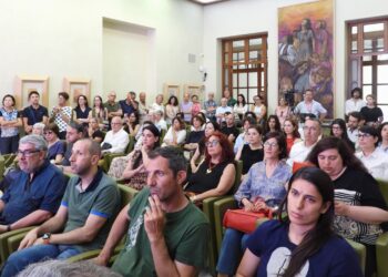 Sassari, parole contro le bombe. Pegah Moshir Pour incanta una città colma d’attesa mentre esplode la crisi tra Israele e Iran