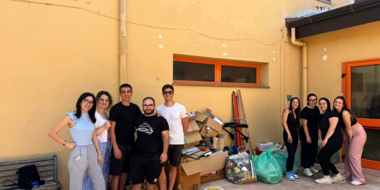 A Sennori, l’ex asilo di Su Monte ripulito dai ragazzi del Servizio civile dopo la devastazione dei vandali