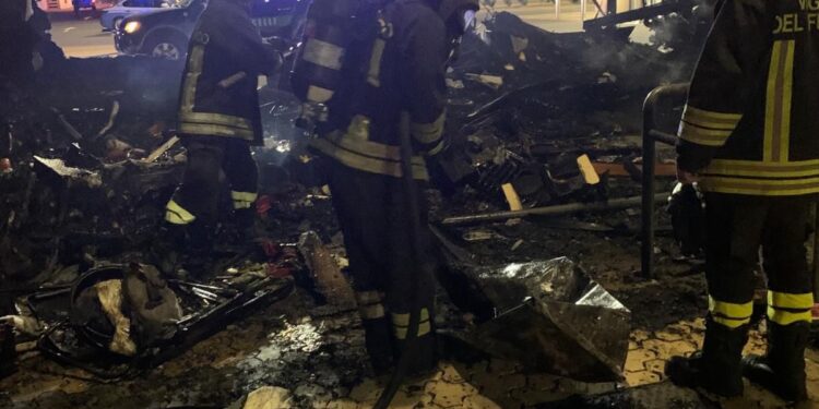 I vigili del fuoco di Siniscola sono intervenuti in via Tempio, a Budoni, per l’incendio di un camper
