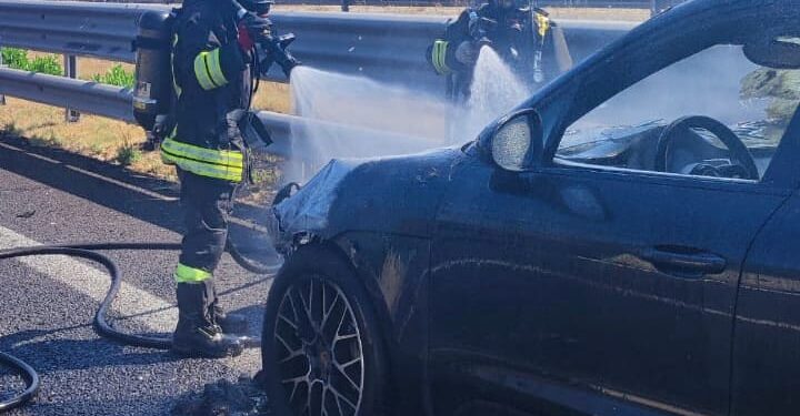 Marrubiu: a fuoco un’auto sulla statale 131
