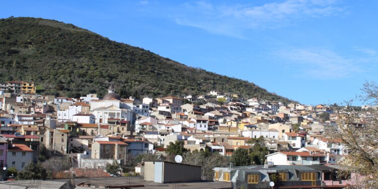 Orani: nuovo look per il campanile della chiesa parrocchiale