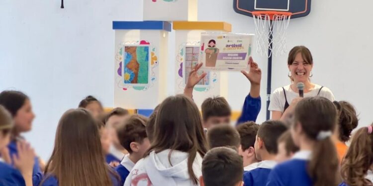 Si è chiuso nelle scuole di Sennori il progetto di Gesenu “Artisti e Secchioni”