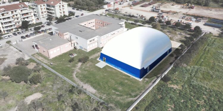 Alghero: un impianto polivalente coperto nell’area esterna della scuola media “Giovanni Paolo II”