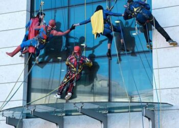 A Sassari i Supereroi acrobatici arrivano dal cielo e fanno visita ai bimbi ricoverati in ospedale