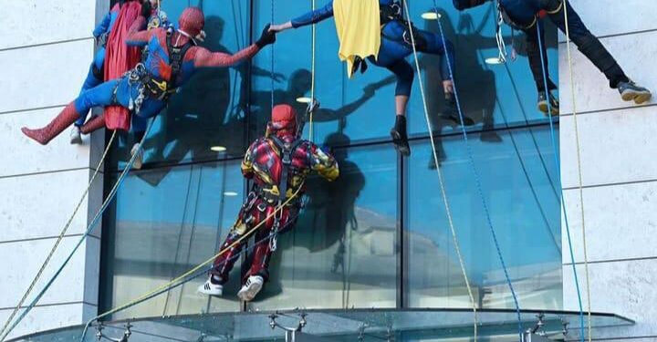 A Sassari i Supereroi acrobatici arrivano dal cielo e fanno visita ai bimbi ricoverati in ospedale