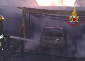 Selargius: incendio di un’auto all’interno di un box privato