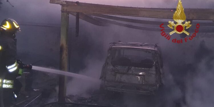 Selargius: incendio di un’auto all’interno di un box privato