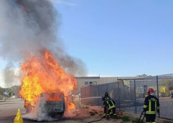 Arzachena: a fuoco un furgone nella zona industriale