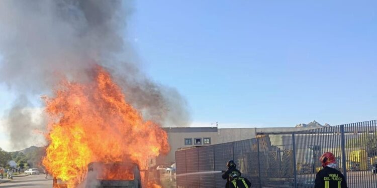 Arzachena: a fuoco un furgone nella zona industriale