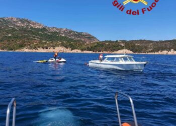 Arzachena: imbarcazione finisce a secco nel Piccolo Pevero, intervengono i vigili del fuoco