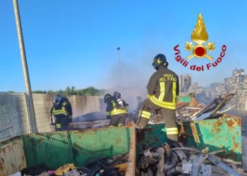 Santa Giusta: a fuoco un container utilizzato per lo smaltimento di rifiuti