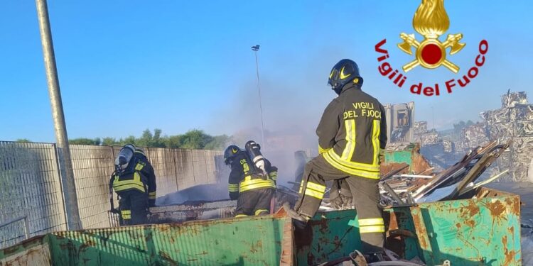 Santa Giusta: a fuoco un container utilizzato per lo smaltimento di rifiuti
