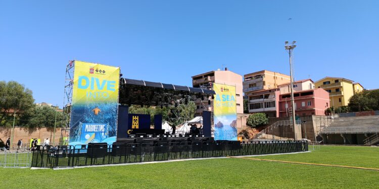 E’ tutto pronto, allo stadio Monteponi di Iglesias, per il concerto di questa sera che vedrà protagonista dalle 22.45 J-AX