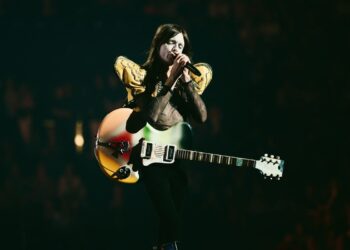 Lucio Corsi inaugura sabato 19 luglio i concerti in programma a Lanusei per il 35° festival “Rocce Rosse Blues”