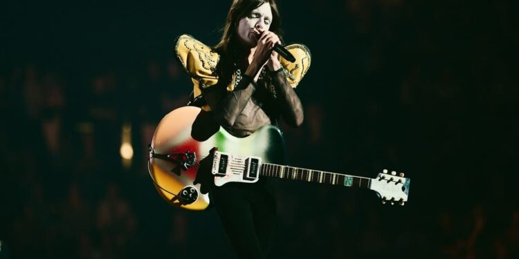 Lucio Corsi inaugura sabato 19 luglio i concerti in programma a Lanusei per il 35° festival “Rocce Rosse Blues”