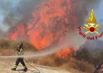 Incendio in via Peretti e via Jenner a Cagliari
