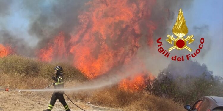 Incendio in via Peretti e via Jenner a Cagliari