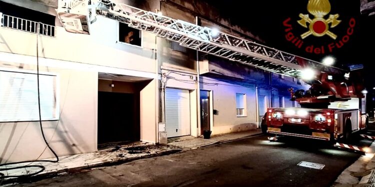 Incendio in un appartamento a Quartucciu, sul posto i vigili del fuoco