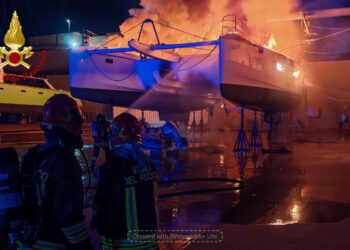 Olbia: a fuoco un catamarano in un cantiere nautico