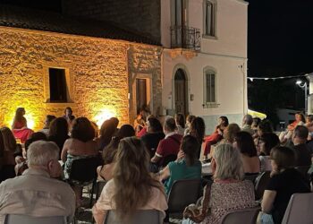 La levatrice: il caso editoriale dell’estate a Telti nell’unica tappa gallurese