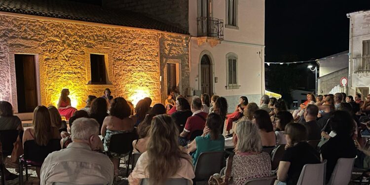 La levatrice: il caso editoriale dell’estate a Telti nell’unica tappa gallurese