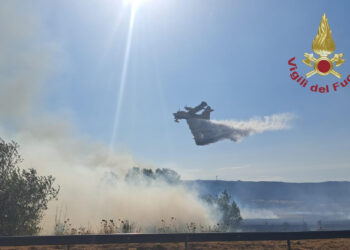 Incendio nella piana di Giave, sul posto un canadair e tre elicotteri