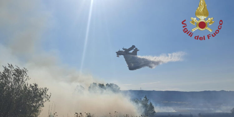 Incendio nella piana di Giave, sul posto un canadair e tre elicotteri