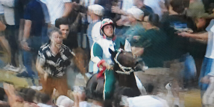Siena: Giovanni Atzeni di Nurri trionfa nel palio della Madonna di Provenzano