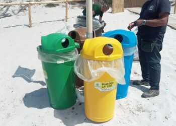 Alghero: assalto di turisti per il Ferragosto, super lavoro di pulizia dai rifiuti il giorno dopo