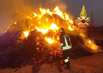 Incendio in un fienile alle porte di Villasor, sul posto i vigili del fuoco di Cagliari