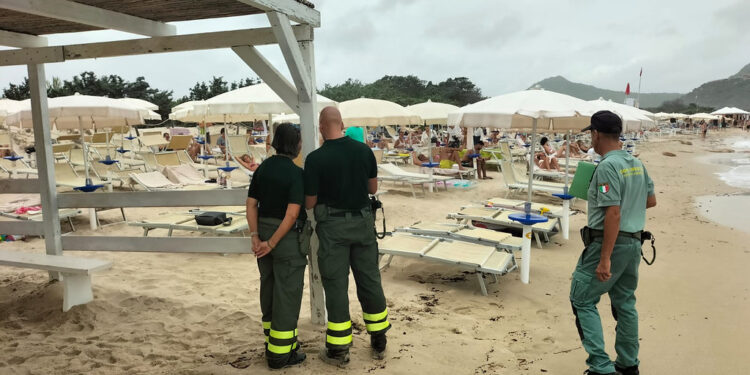 Nelle spiagge del Sarrabus il Corpo forestale ha rimosso 300 ombrelloni abusivi e ha elevato 15.000 euro di sanzioni